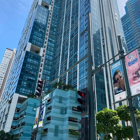 1 Bedroom Uptown Bgc Across Uptown Mall Manila Bagian luar foto