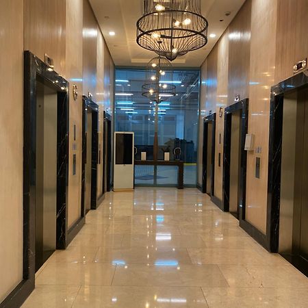 1 Bedroom Uptown Bgc Across Uptown Mall Manila Bagian luar foto