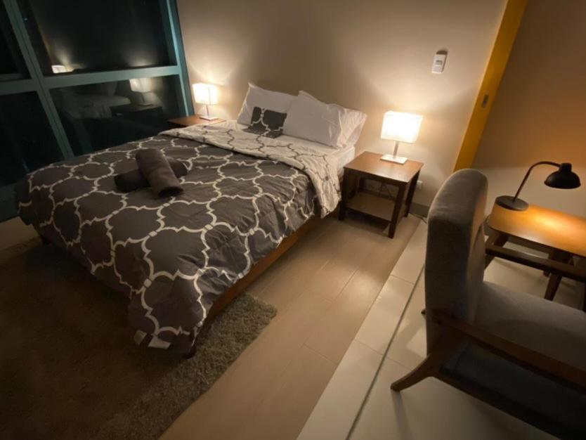 1 Bedroom Uptown Bgc Across Uptown Mall Manila Bagian luar foto