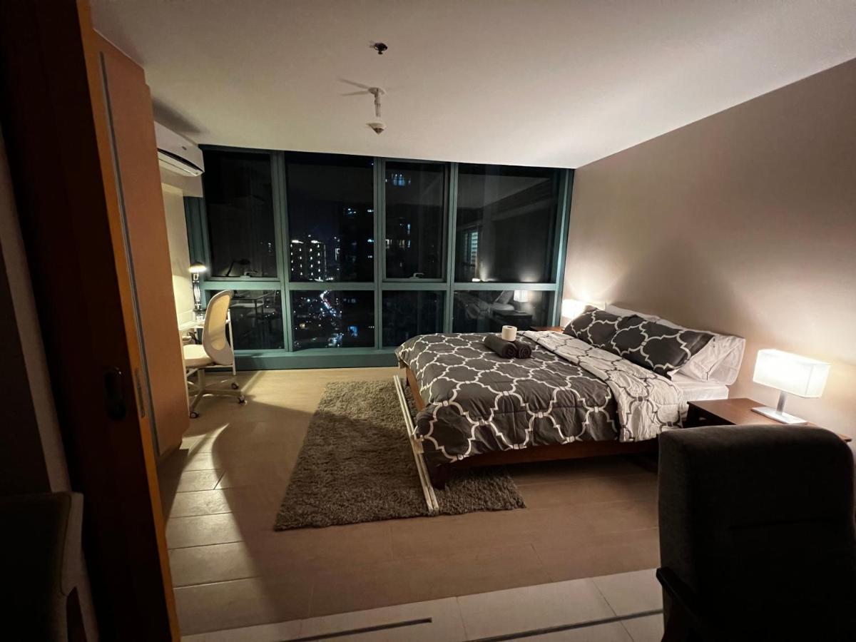 1 Bedroom Uptown Bgc Across Uptown Mall Manila Bagian luar foto
