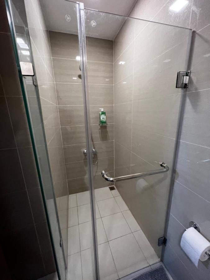 1 Bedroom Uptown Bgc Across Uptown Mall Manila Bagian luar foto