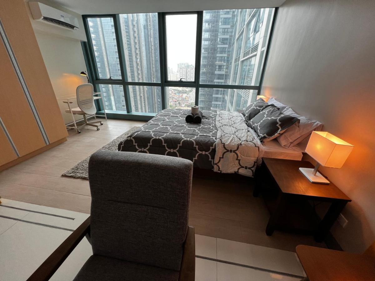 1 Bedroom Uptown Bgc Across Uptown Mall Manila Bagian luar foto
