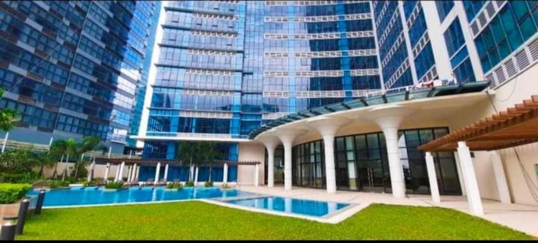 1 Bedroom Uptown Bgc Across Uptown Mall Manila Bagian luar foto