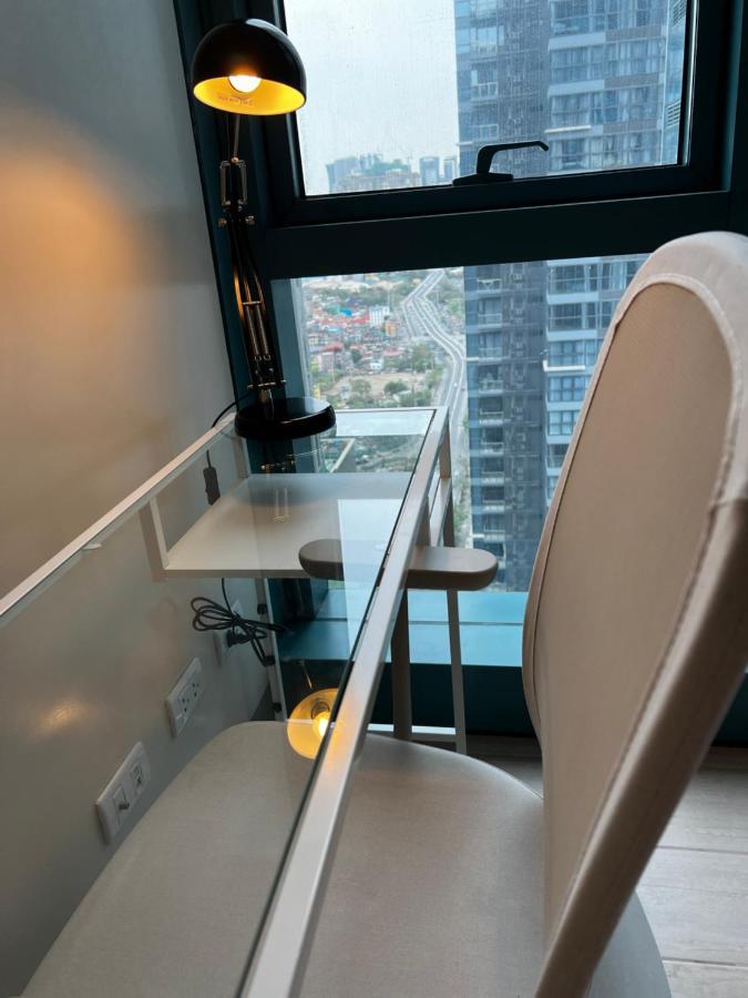 1 Bedroom Uptown Bgc Across Uptown Mall Manila Bagian luar foto