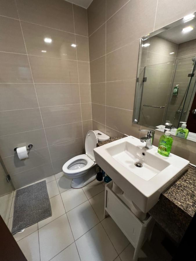 1 Bedroom Uptown Bgc Across Uptown Mall Manila Bagian luar foto