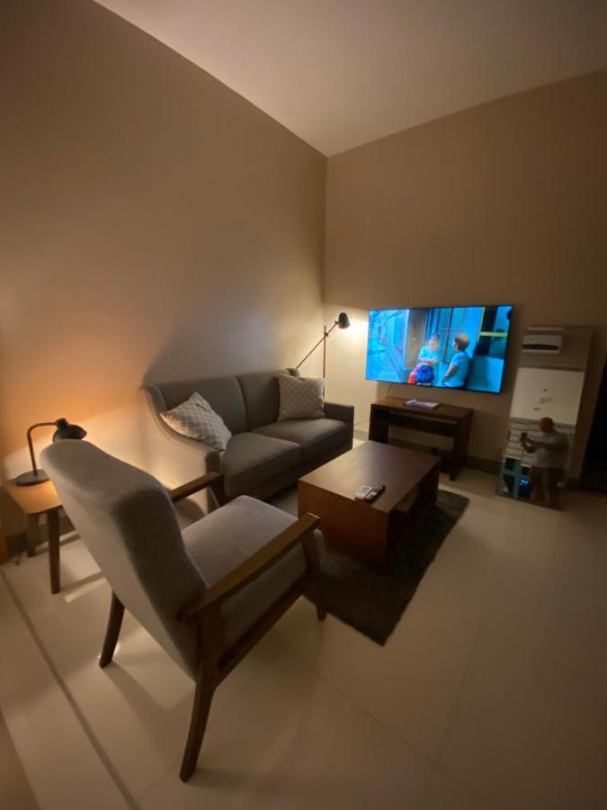 1 Bedroom Uptown Bgc Across Uptown Mall Manila Bagian luar foto