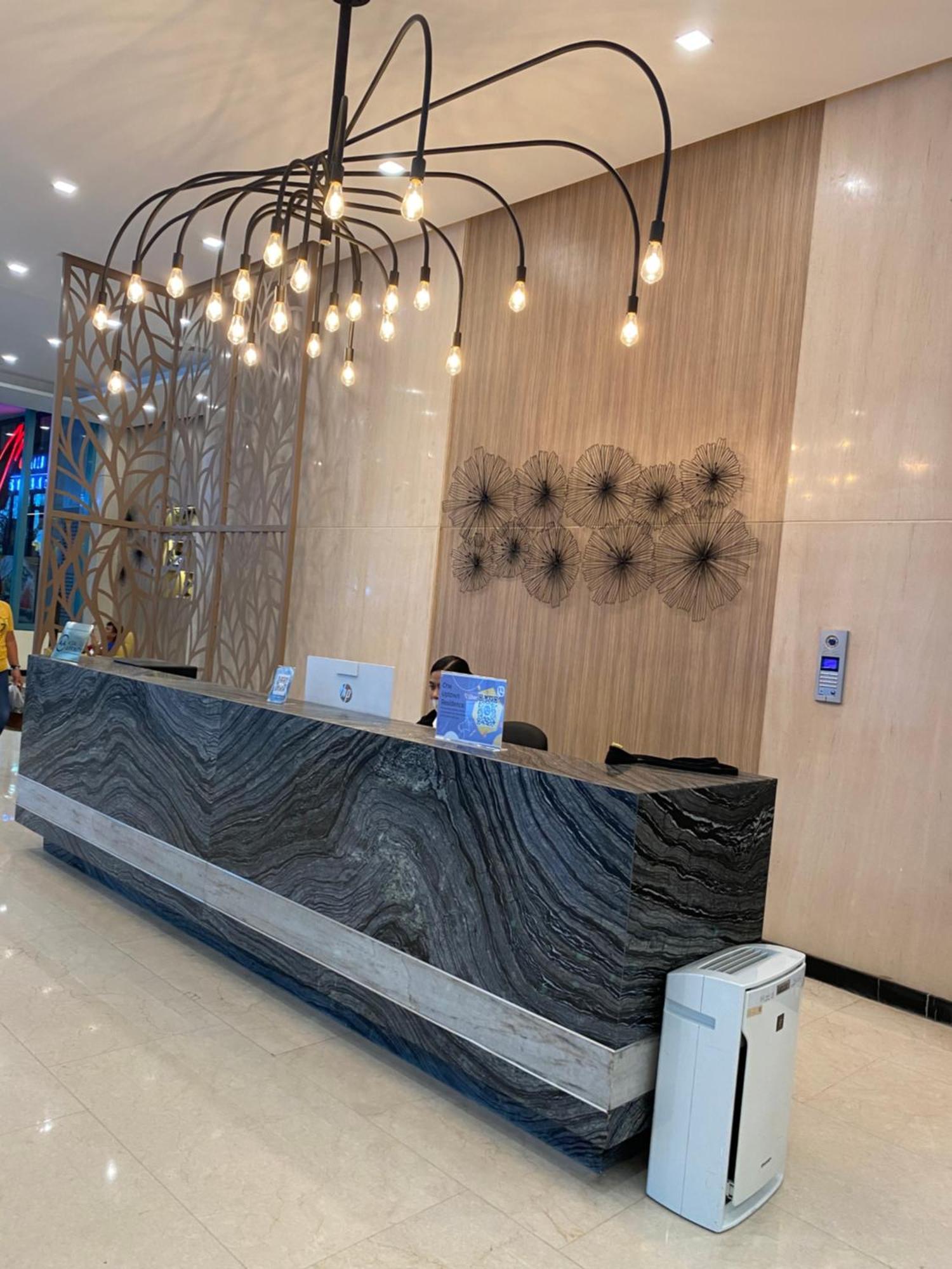 1 Bedroom Uptown Bgc Across Uptown Mall Manila Bagian luar foto